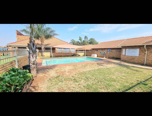 2 BEDROOM TOWNHOUSE FOR SALE IN ELDORAIGNE